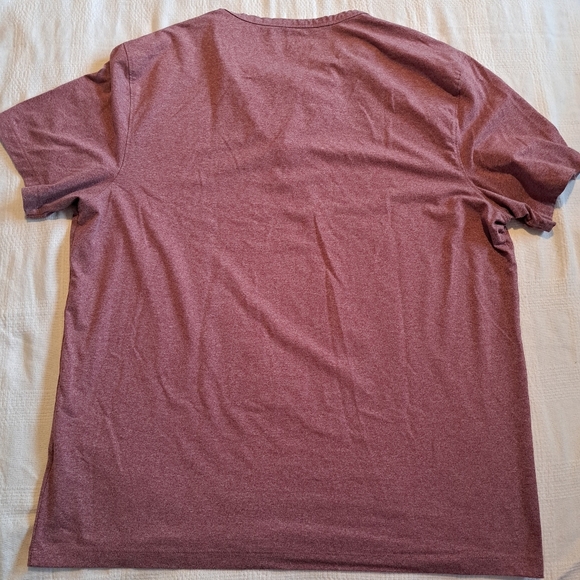 Untuckit men's XL lt red 3 button shirt has small hole puctured, for layering - Picture 5 of 6